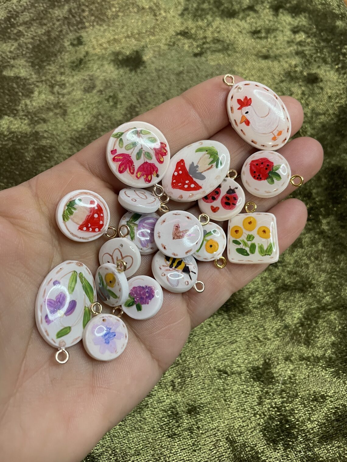 Ciondoli in argilla polimerica dipinti a mano con fiori, fragole, api e coccinelle
