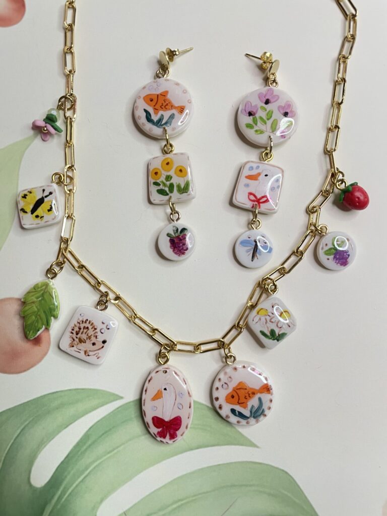 Collana catenina paperclip e orecchini con ciondoli dipinti a mano in argilla polimerica by mora e rossa creations